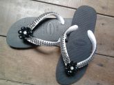 Havaiana Preta em Linha e Pedraria
