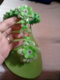 Havaiana verde em Pedraria